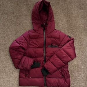 Steve Madden red jack SIZE M (Small fixable hole SHOWN IN IMAGE)